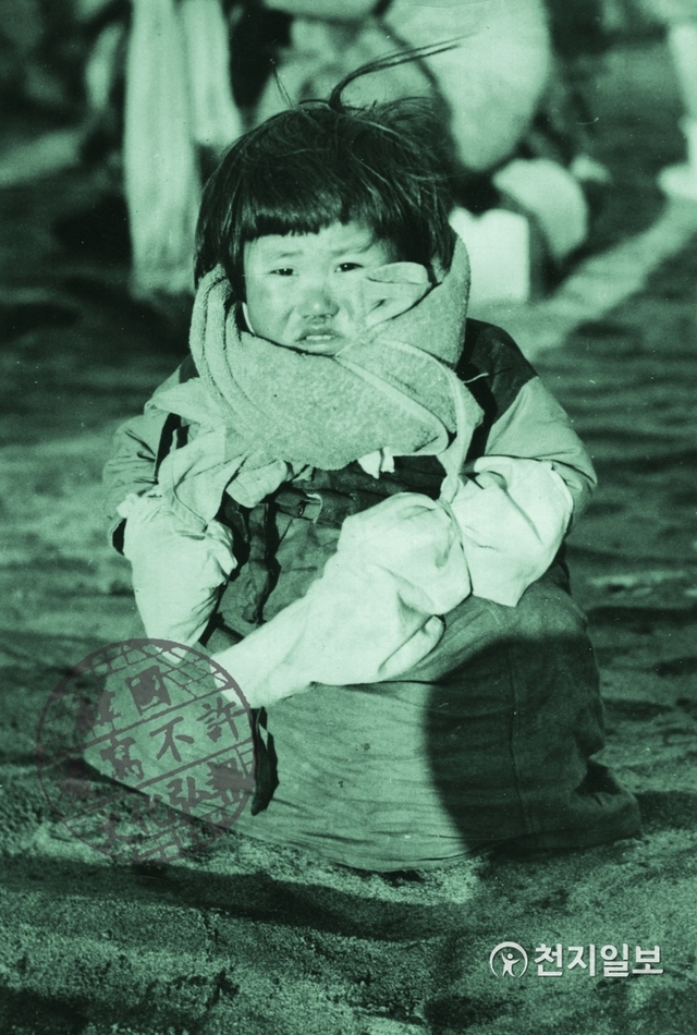 어린아이가 보는 전쟁(1950년 12월 11일): A CHILD’S VIEW OF WAR. 이 작은 한국인 아이는 중국 공산군의 공격을 피하기 위해 북한의 수도인 평양에서 대동강을 건너 피해온 난민 중 하나였다. (제공: 정성길 명예박물관장) ⓒ천지일보 2019.6.25