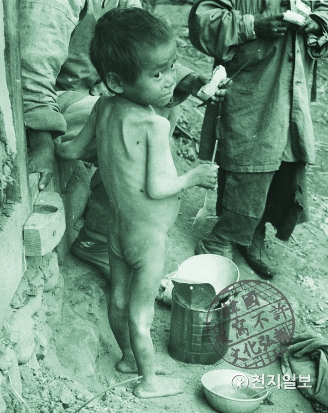 굶주림에 처한 아이(1951년 6월 25일 AP보도): 한국 전쟁으로 인해 매년 심한 타격을 받고 있다. 그곳의 많은 사람들이 집을 잃고 굶주림에 처해있다. (제공: 정성길 명예박물관장) ⓒ천지일보 2019.6.25