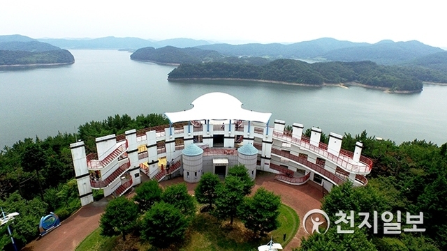 진양호 공원 전망대에서는 첩첩이 쌓인 산들과 호수, 섬, 숲이 만들어내는 경치를 한눈에 바라볼 수 있다. (제공: 진주시) ⓒ천지일보 2019.1.23