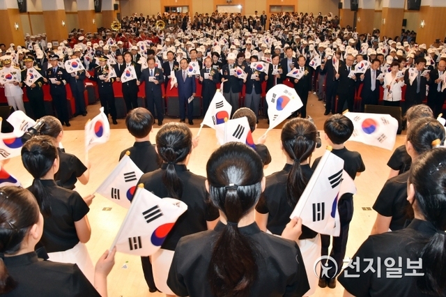부산시가 25일 오전 11시 시청 1층 대강당에서 ‘6.25전쟁 제69주년 기념행사’를 개최했다. (제공: 부산시) ⓒ천지일보 2019.6.25