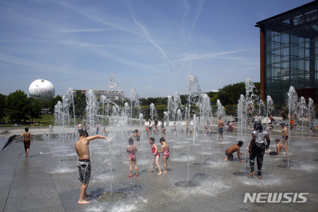 (파리=AP/뉴시스) 25일(현지시간) 프랑스 파리의 앙드레 시트로앵 광장 분수에서 어린이들이 물놀이를 즐기며 더위를 식히고 있다. 이번 주 유럽 대륙 전역에 걸쳐 무더운 날씨가 예상됨에 따라 파리를 포함한 프랑스 절반이 넘는 지역에 2번째로 높은 단계인 주황색 폭염 경보가 내려졌다. 