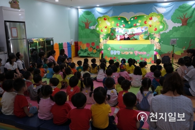 지난 18일 본교 ICT 융합대학 식생활안전체험관에서 어린이 편식 예방을 위해 ‘튼튼한 나비가 될꺼야’ 공연이 열리고 있다. (제공: 수원대) ⓒ천지일보 2019.6.26