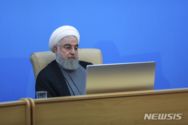 하산 로하니 이란 대통령이 25일 테헤란에서 보건부 관리들과 회담을 갖고 있다. (출처: 뉴시스)