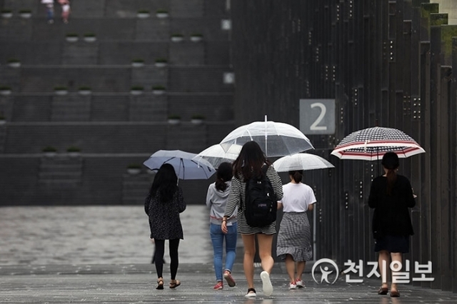[천지일보=남승우 기자] 장마전선의 영향으로 비가 오는 9일 오후 서울 서대문구 이화여자대학교에서 학생들이 우산을 쓴 채 발걸음을 재촉하고 있다. ⓒ천지일보 2018.7.9