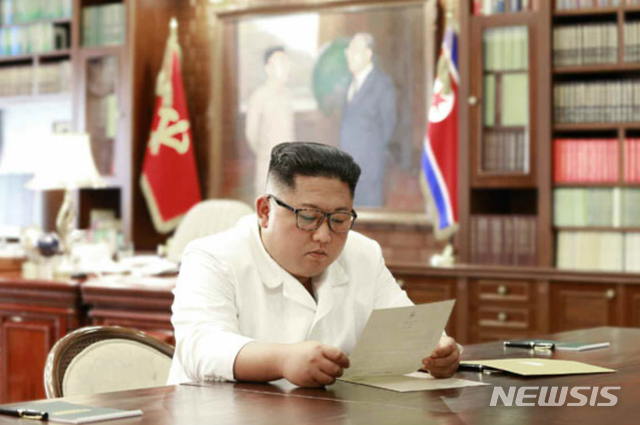 북한 노동신문이 23일 도널드 트럼프 미국대통령이 친서를 보내왔다며, 김정은 국무위원장이 친서를 읽는 모습의 사진과 함께 보도했다. (출처:뉴시스)