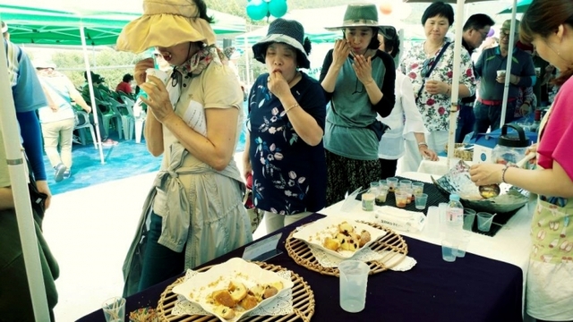 장흥군이 회진면 블루베리 농장에서 팜피티를 개최한 가운데 행사에 참여한 도시민이 블루베리 를 이용한 요리를 맛보고 있다. (제공:장흥군) ⓒ천지일보 2019.6.26