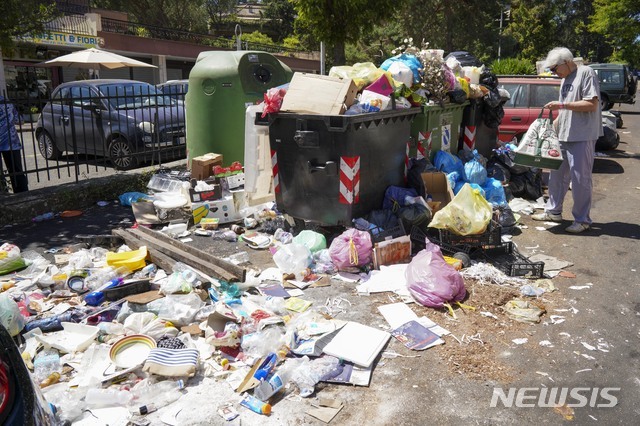 (로마=AP/뉴시스) 이탈리아 로마의 거리에 24일(현지시간) 쓰레기 쌓여있다. 이탈리아 의사단체는 쓰레기가 제때 수거되지 못하고 있는 가운데 폭염에 쓰레기가 부패하면서 시민들의 건강을 해칠 수있다고 경고했다. 