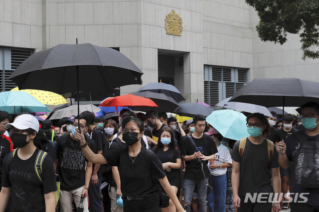 26일 홍콩 주재 영국영사관 앞에서 시위대가 마스크를 쓰고 검은 우산을 들고 침묵시위를 벌였다(출처:뉴시스)