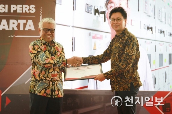 한국철도시설공단이 인도네시아 자카르타 경전철 1단계 사업의 성공적 수행을 인정받아 발주처인 자카르타 자산관리공사(JakPro)로부터 공로상을 수상하고 있다. (제공: 한국철도시설공단) ⓒ천지일보 2019.6.26