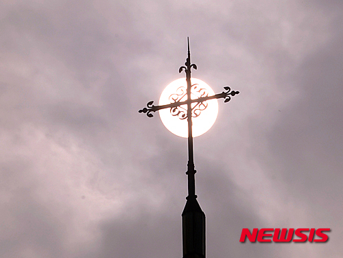 명동성당 십자가. (사진출처: 뉴시스)