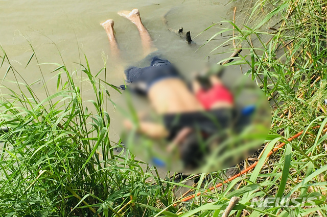 미국-멕시코 국경 리오그란데 강에서 익사한 엘살바도르 이민자 부녀. (출처: 뉴시스)