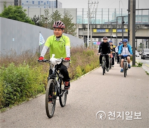 오상욱 시장이 자전거를 타고 있는 모습. ⓒ천지일보 2019.6.27