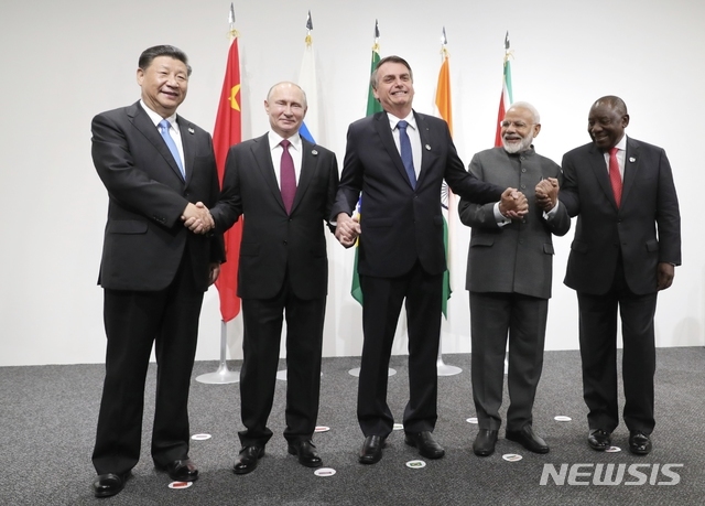 일본 오사카에서 28일 브릭스 정상들이 손을 잡고 있다. 왼쪽부터 시진핑 중국 국가주석, 블라디미프 푸틴 러시아 대통령, 자이르 보우소나루 브라질 대통령, 나렌드라 모디 인도 총리, 시릴 라마포사 남아공 대통령(출처: 뉴시스)