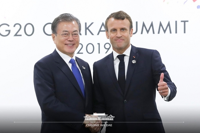 28일 일본 오사카 주요20개국(G20) 정상회의 계기 문재인 대통령과 에마뉘엘 마크롱 프랑스 대통령이 만나 한불정상회담이 열렸다. (출처: 청와대) ⓒ천지일보 2019.6.28