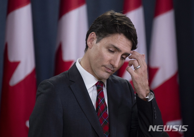 쥐스탱 트뤼도 캐나다 총리가 19일(현지시간) 오타와에서 열린 기자회견에서 질문을 받으며 이마를 만지고 있다. 캐나다 외교부는 중국에서 세 번째 캐나다 시민이 억류된 사실을 확인했다고 밝혔다.트뤼도 총리는 