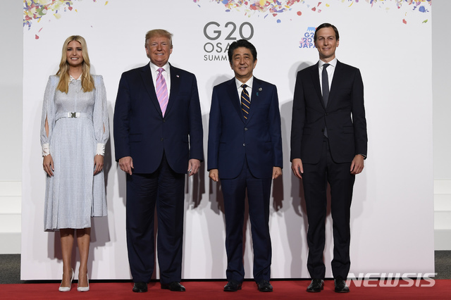 28일 일본 오사카에서 주요 20개국(G20) 정상회담이 개막한 가운데 도널드 트럼프(왼쪽 두 번째) 미국 대통령과 아베 신조(오른쪽 두 번째) 일본 총리가 이방카 트럼프, 재러드 쿠슈너 미 백악관 선임보좌관과 기념촬영을 하고 있다(출처: 뉴시스)
