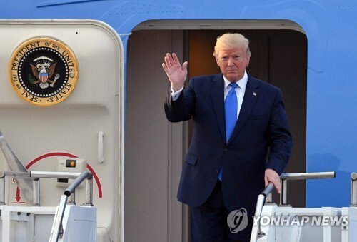 (오산=연합뉴스) 일본에서 열린 G20 정상회의를 마친 도널드 트럼프 미국 대통령이 29일 오후 경기도 오산 미 공군기지에 도착해 전용기인 에어포스원에서 손을 들어 인사하고 있다. 