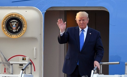 (오산=연합뉴스) 일본에서 열린 G20 정상회의를 마친 도널드 트럼프 미국 대통령이 29일 오후 경기도 오산 미 공군기지에 도착해 전용기인 에어포스원에서 손을 들어 인사하고 있다. 