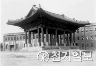 1923년 조선총독부도서관 건립 이후 석고각의 모습(사진제공:박관우 역사작가)  ⓒ천지일보 2019.6.30