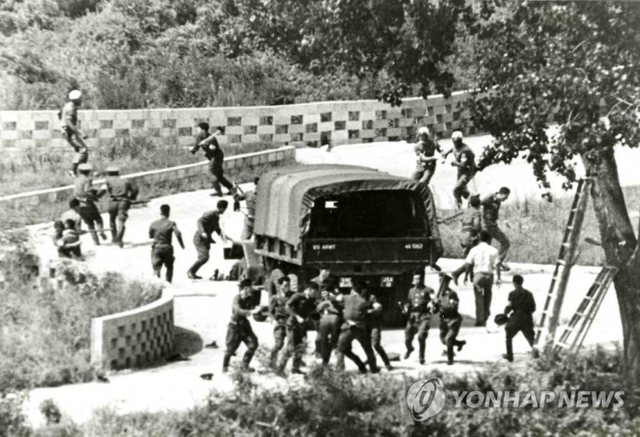 1976년 8월 18일 판문점 공동경비구역 안에서 미루나무 가지치기 작업 중 발생한 일명 '도끼만행사건' 모습. (사진출처 : 연합뉴스)