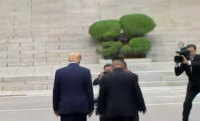 30일 오후 판문점 공동경비구역(JSA)에서 김정은 북한 국무위원장과 도널드 트럼프 미국 대통령이 함께 남북 군사분계선(MDL)을 넘나들며 분단 66년 만에 역사적인 모습을 기록하고 있다. (출처: YTN 생중계 캡처) 2019.6.30