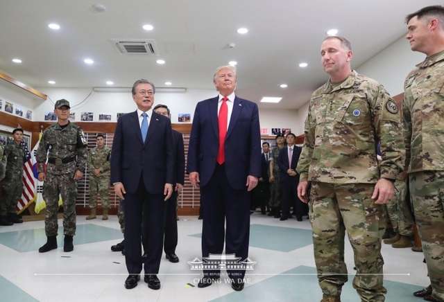 문재인 대통령과 트럼프 미국 대통령이 30일 오후 DMZ(비무장지대) 내 미군 부대 캠프보니파스를 방문하고 있다. (출처: 청와대 페이스북) ⓒ천지일보 2019.6.30