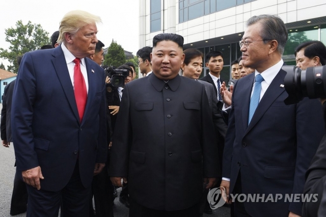 30일 오후 판문점에서 문재인 대통령(오른쪽)과 도널드 트럼프 미국 대통령, 김정은 북한 국무위원장이 함께 만나고 있다. (출처: 연합뉴스)
