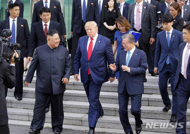 문재인 대통령이 30일 판문점 자유의 집에서 열린 김정은 북한 국무위원장과 트럼프 미국 대통령의 정상회담을 끝내고 나오며 이야기를 나누고 있다. (출처: 뉴시스) 2019.6.30