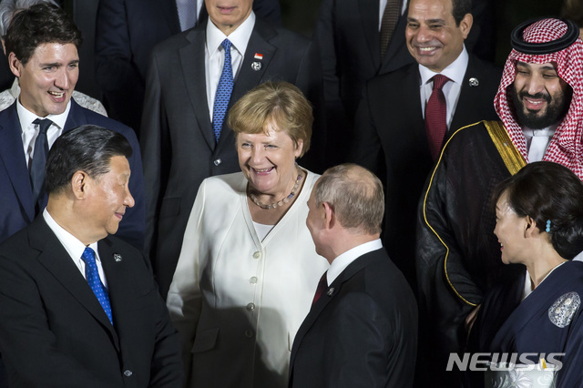 G20 정상회의에서 시진핑 주석, 메르켈 총리, 푸틴 대통령이 환하게 웃으며 대화하고 있다(출처: 뉴시스)