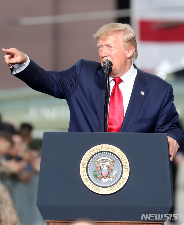 도널드 트럼프(Donald Trump) 미국 대통령이 30일 오후 경기 평택시 주한미군 오산 공군기지에서 연설을 하고 있다. (출처: 뉴시스)