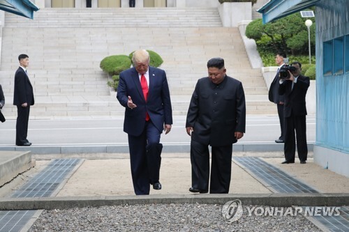 도널드 트럼프 미국 대통령과 북한 김정은 국무위원장이 지난달 30일 오후 판문점 군사분계선을 넘고 있다. (출처: 연합뉴스)
