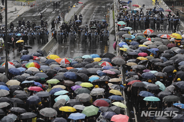 홍콩 주권 반환 22주년인 1일(현지시간) 홍콩에서 우산 쓴 시위대가 경찰과 대치하고 있다. (출처: 뉴시스)