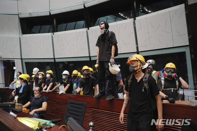 1일 홍콩 입법회를 장악한 '범죄인 인도법안'에 반대하는 시위대가 회의장을 장악한 모습. 이날 오후 입법회에 진입한 시위대는 슬로건을 외치고 건물 외벽에 스프레이를 뿌리는 등 강경한 시위를 벌였다. (출처: 뉴시스)
