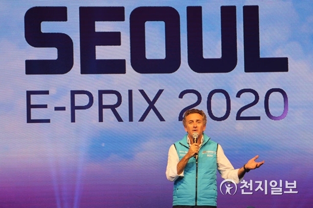 [천지일보=김정필 기자] 알레한드로 아각(Alejandro Agag) 포뮬러 E 회장이 2일 서울 중구 신라호텔에서 열린 ‘ABB 국제자동차연맹(FIA) 포뮬러 E 챔피언십 서울 E-프릭스 2020’ 기자간담회에서 인사말을 하고 있다. 전기자동차로 레이싱을 펼치는 포뮬러 E 챔피언십은 내년 5월 3일 잠실종합운동장에서 열린다. ⓒ천지일보 2019.7.2
