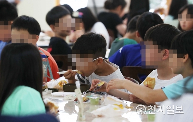 [천지일보=강은영 기자] 학교 비정규직 노동자들이 총파업에 나선 3일 오후 서울의 한 초등학교 급식실에서 학생들이 대체 급식으로 나온 빵과 주스를 먹고 있다. ⓒ천지일보 2019.7.3