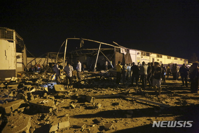 리비아 군벌 '리비아국민군(LNA)'이 2일(현지시간) 유엔(UN)이 지지하는 '통합정부군(GNA)'이 관할하는 수도 트리폴리 교외 타조라 지역에 위치한 난민 수용소를 공습해 적어도 40명이 죽고 80명이 다쳤다. 사진은 공습으로 무너진 난민 수용소. (트리폴리=뉴시스)