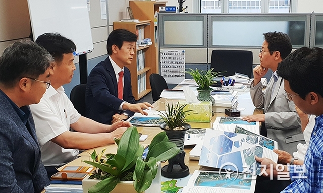 조규일 시장이 4일 행정안전부를 방문해 진주시 현안사업에 대해 설명하고 있다. (제공: 진주시) ⓒ천지일보 2019.7.4