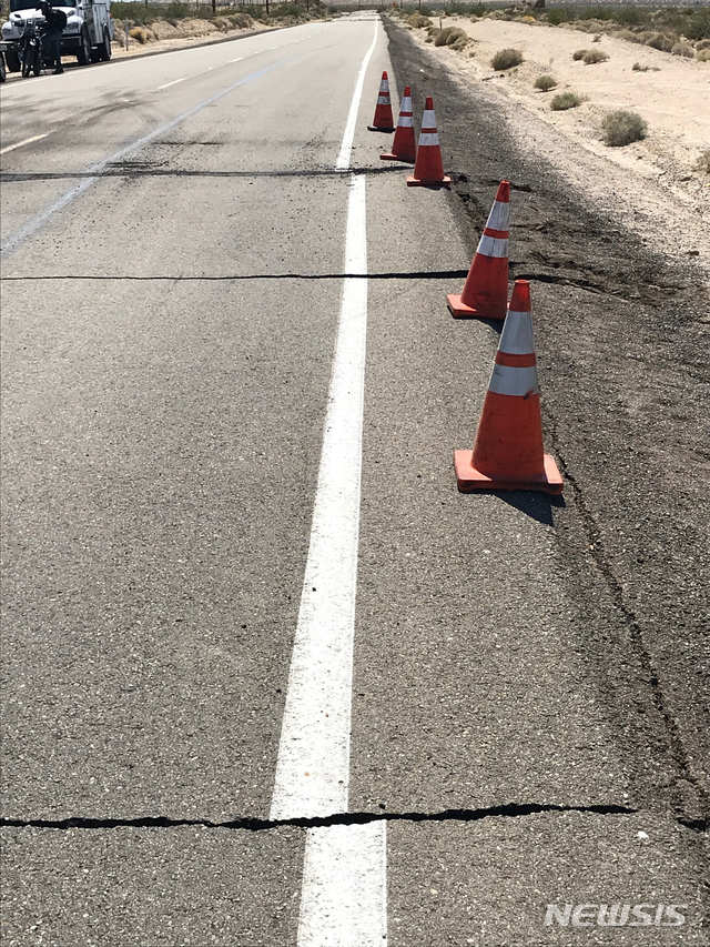 미국  캘리포니아주 남부 리지크레스트 인근의 178번 고속도로가 4일 발생한 지진으로 곳곳이 갈라져있다. (출처: 뉴시스)