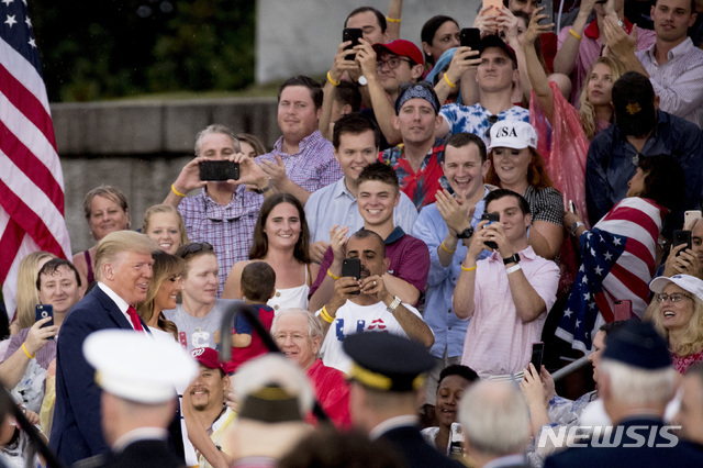 도널드 트럼프 미국 대통령과 부인 멜라니아 여사가 4일(현지시간) 워싱턴 DC 내셔널 몰 링컨기념관 앞에서 열리는 제243주년 독립기념일 행사장에 도착해 시민들의 환영을 받고 있다(출처: 뉴시스)
