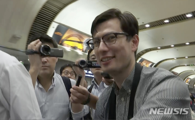 북한 김일성대학 유학 중 연락이 두절됐던 호주 유학생 알렉 시글리가 4일 중국 베이징 공항에 도착해 걸어가고 있다(출처: 뉴시스)