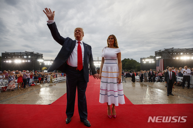 도널드 트럼프 미국 대통령과 멜라니아 여사가 4일(현지시간) 독립기념일 행사가 열리는 워싱턴 DC 내셔널 몰에 도착해 인사하고 있다(출처: 뉴시스)
