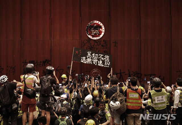 홍콩에서 1일 시위대가 입법회의 중앙 연단을 점거하자 취재진이 사진을 찍고 있다(출처: 뉴시스)