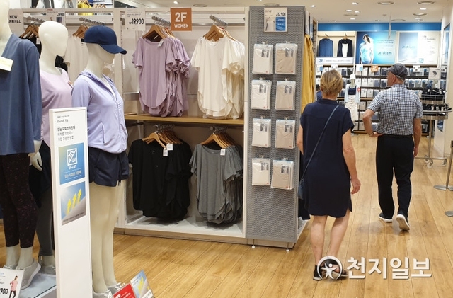 6일 오후 서울 중구 명동 유니클로에서 외국인 관광객들이 쇼핑을 즐기고 있다. ⓒ천지일보 2019.7.6