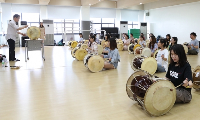 상해해양대학교 학생들이 상명대학교 여름 한국어한국문화연수에 참가했다. 사진은 한국 전통음악 및 장고를 연습 중인 학생들. (제공: 상명대학교)