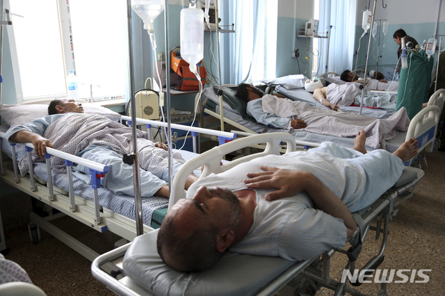1일(현지시간) 아프가니스탄 수도 카불에서 강력한 폭탄이 터져 부상한 남성들이 한 병원으로 옮겨져 치료를 받고 있다. 현지 관계자는 이날 오전 카불 시내에서 강력한 폭탄이 터져 주변 창문이 흔들리고 연기가 치솟았으며 수십 명이 부상했다고 밝혔다. (출처: 뉴시스)
