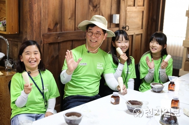 지난해 8월 8일 농촌마을 체험행사에 김낙순 한국마사회장(왼쪽 두 번째)이 참여한 모습 ⓒ천지일보 2019.7.8
