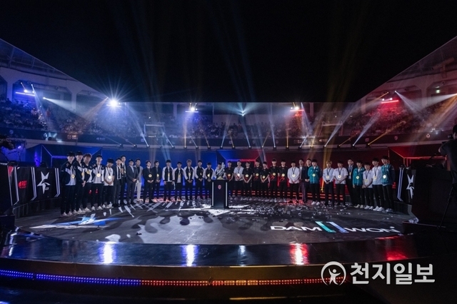 2019 리프트 라이벌즈에서 우승한 LCK팀 선수 및 코칭스태프 단체모습 (제공: 라이엇 게임즈) ⓒ천지일보 2019.7.8