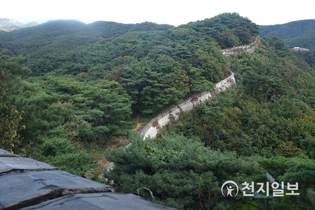47일간의 항전을 떠올리게 하는 남한산성. 성벽을 따라 관광객들의 발길이 이어지고 있다. ⓒ천지일보DB