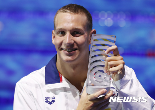 미국의 카엘렙 드레셀이 2017년 7월 30일 헝가리에 부다페스트에서 열린 2017부다페스트세계수영선수권대회에서 최고의 남자선수로서 상을 수상하고 있다. 드레셀은 이 대회에서 금메달 7개를 수확했다. (출처: AP/뉴시스)