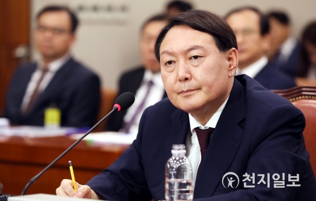 [천지일보=박준성 기자] 윤석열 검찰총장 후보자가 8일 오후 서울 여의도 국회에서 열린 인사청문회에 출석해 더불어민주당 표창원 의원 질의를 경청하고 있다. ⓒ천지일보 2019.7.8
